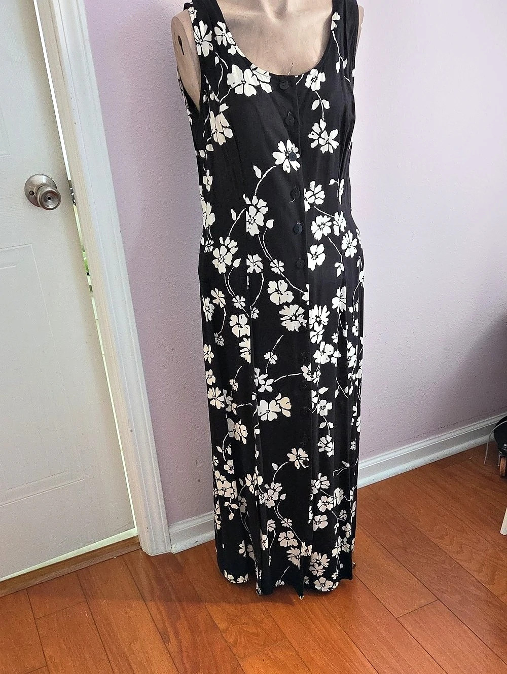 Floral Maxi Dress in Black & White Size Medium Like New